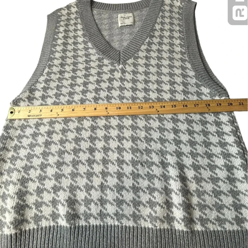 Abercrombie & Fitch Gray and White Houndstooth V-Neck Sweater Vest - Picture 8 of 10